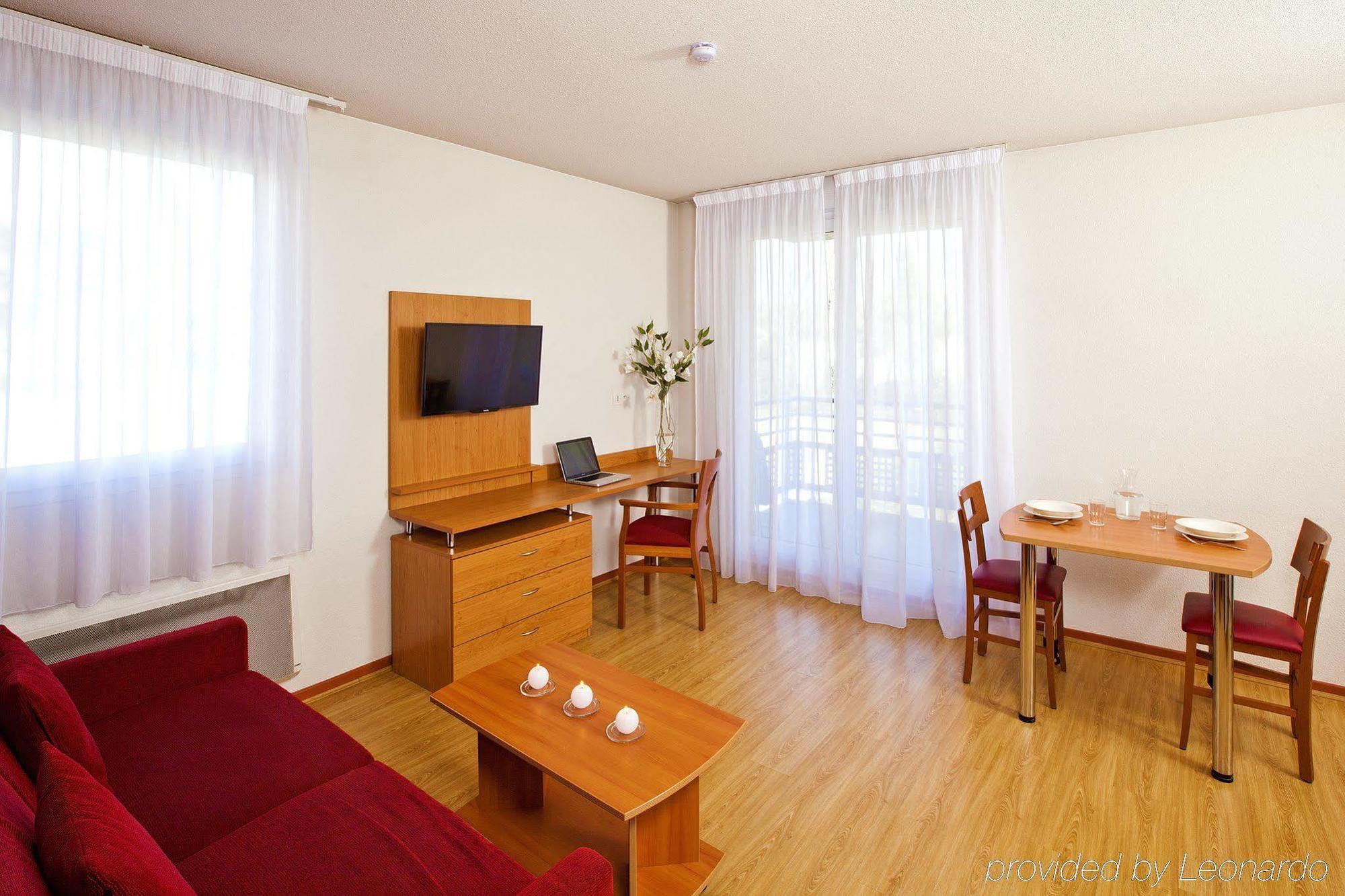Sejours & Affaires Geneve Saint Genis Aparthotel Екстериор снимка